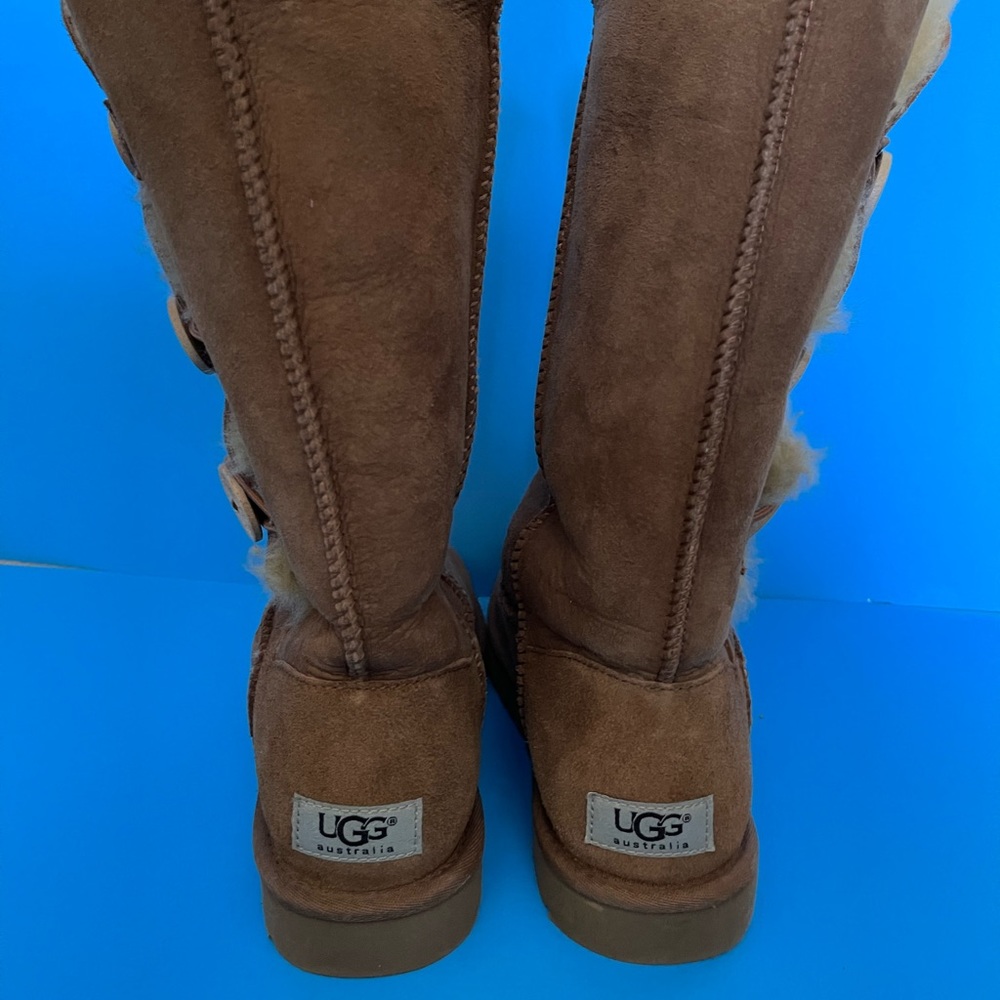 Women’s Size 7, UGG Bailey boots.